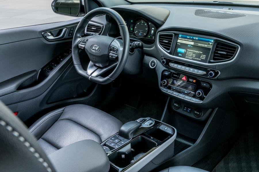 Интерьер Hyundai IONIQ electric (AE) 2016 года  (NA) (фото 14 из 41)